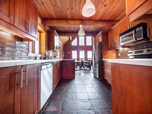 Fotografie z fotogalerie ubytování GRAND DUC - 5 BR Spa Mont Tremblant area v destinaci Labelle