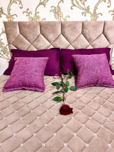 Giường trong phòng chung tại Villagoria котедж з басейнами і джакузі