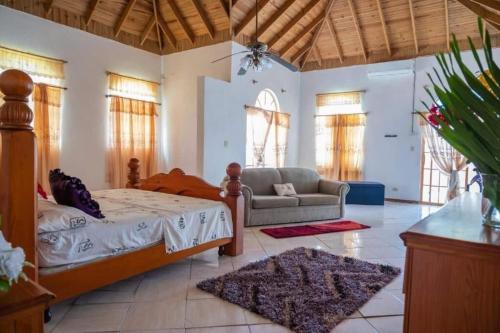 Khu vực ghế ngồi tại Sweetsop Jamaica Villa and Tours