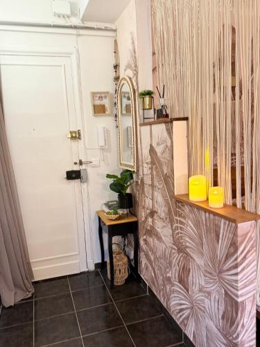 Cette chambre comprend un miroir, une table et une porte. dans l'établissement Coeur de Juan, Calme, 300m plages - EASY CHECK-IN, à Antibes