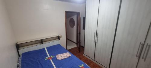 a small bedroom with a bed and a closet at Residencia Borges - Tunel Verde in Santa Rita