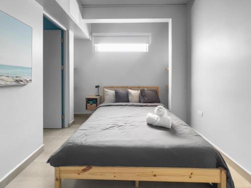 サンファンにあるAquabella 5 Seaside Haven in Isla Verdeのベッドルーム1室(白いオブジェクトが付いた大型ベッド1台付)