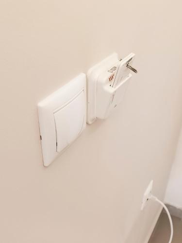 a white lightswitch on a white wall at Alcentro Studio 1 in Platamonas