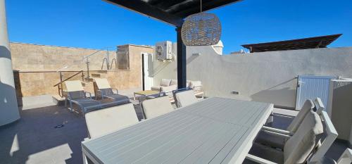 Homes of Spain, Apartamentos Paraíso, Ed Nuku Hiva, Atico H con Piscina Privada en solárium, a pie de playa, WIFI