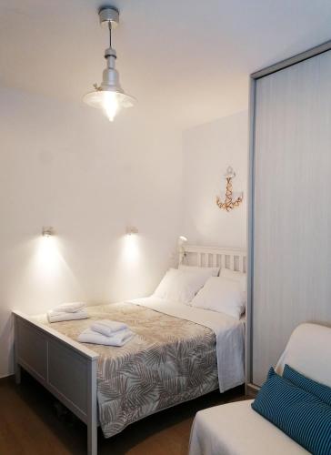 a bedroom with a large bed with white sheets at Studio Blue Sky in Tripiti
