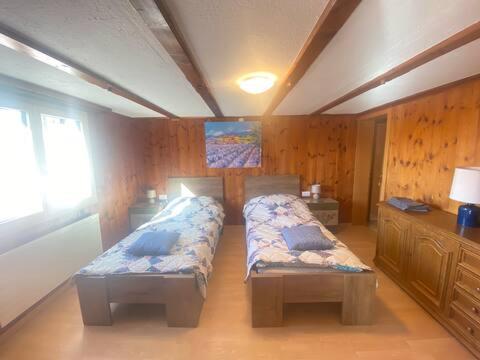 Katil atau katil-katil dalam bilik di AlpenHaus, retreat home