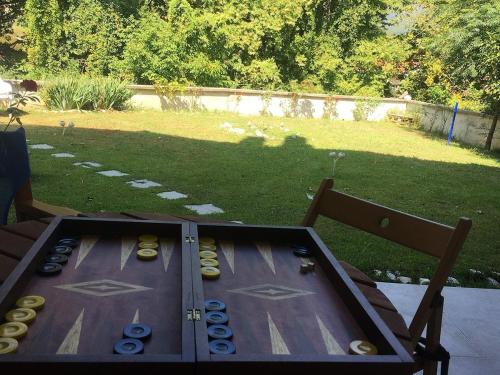 a wooden table with remote controls on top of a chair at Orma, pet friendly retreat studio in Órma