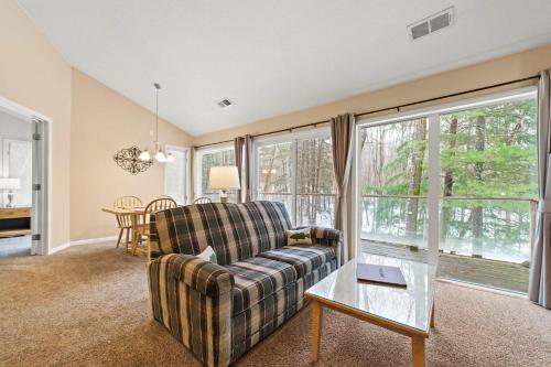 Χώρος καθιστικού στο New, Spacious and charming, with a river view, conveniently located near skiing and golf
