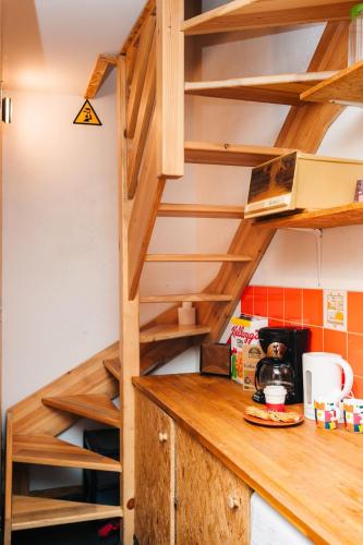 Kuchyň nebo kuchyňský kout v ubytování Quirky and Cosy Soho Stables House
