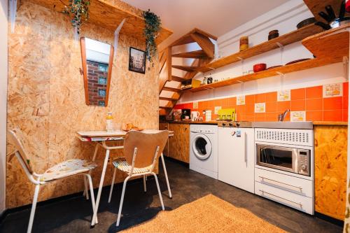 Kuchyň nebo kuchyňský kout v ubytování Quirky and Cosy Soho Stables House
