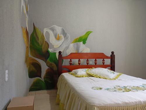 a bedroom with a bed with a painting on the wall at Apto n.09 condominio custo beneficio. in Brasília