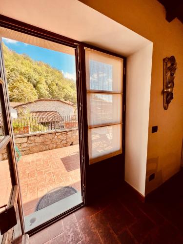 an open door with a view of a patio at Agriturismo Montagna Verde Apella in Licciana Nardi
