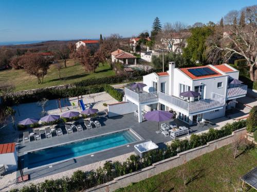 Casa BELLADONNA with Heated pool and Kids Playground
