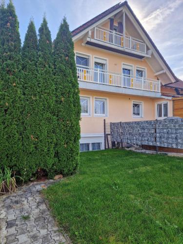 a house with a large bush in front of it at Wohnung Nr1 mir Garten und Terrasse in Mengkofen
