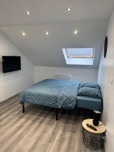 a bedroom with a bed in a room with a window at Confortable Studio - Centre ville in Saint-Quentin