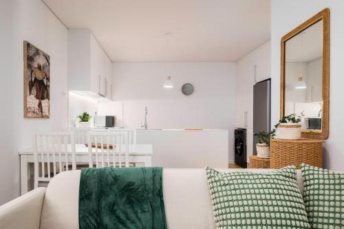 a living room with a white couch and a table at Recanto da Ilha in Lagoa