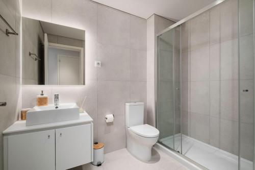 a bathroom with a toilet and a sink and a shower at Recanto da Ilha in Lagoa