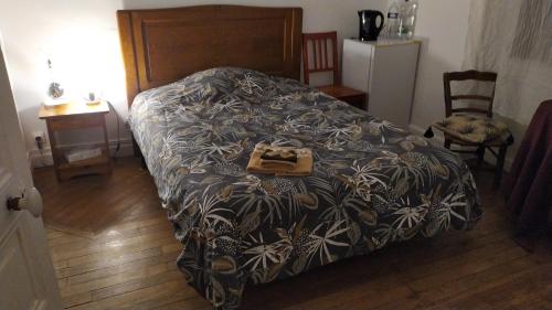 une chambre avec un lit avec un sac à main dessus dans l'établissement Chambre dans maison bourgeoise, à Airvault