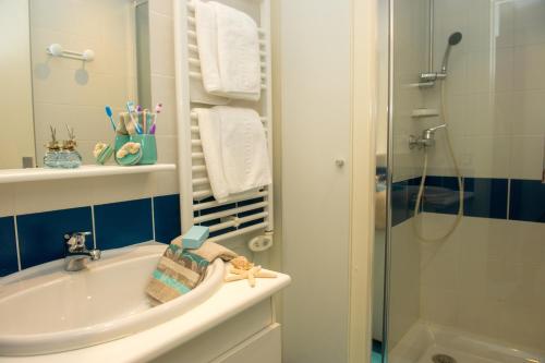 a bathroom with a sink and a shower at Résidence ATC ROUTES DU MONDE in La Grande Motte