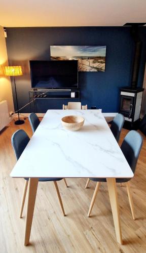 - une table avec un bol dans une pièce avec un piano dans l'établissement 