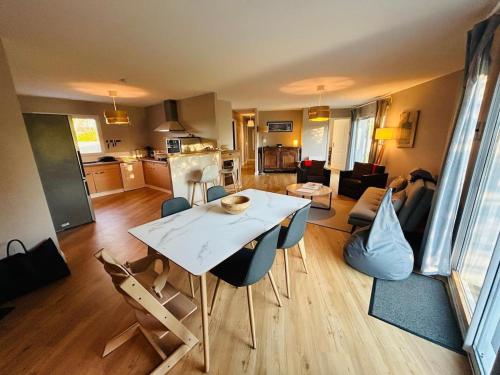 une cuisine et un salon avec une table et des chaises dans l'établissement 