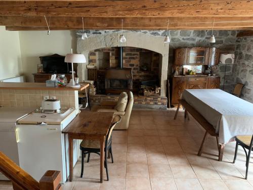 une cuisine et un salon avec une table et un lit dans l'établissement Gîte des 2 Lacs, à La Godivelle