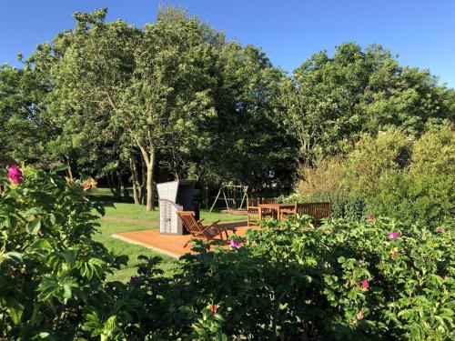 Taman di luar Haubarg alte Strandvogtei
