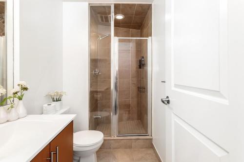 Ένα μπάνιο στο Luxurious 2BR 2BATH Condo Steps from Square One