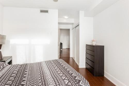 Ένα ή περισσότερα κρεβάτια σε δωμάτιο στο Luxurious 2BR 2BATH Condo Steps from Square One