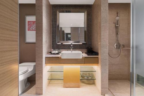 Un baño de Renaissance Chengdu Hotel
