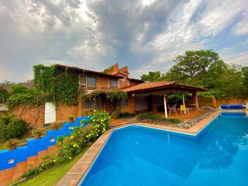 Πισίνα στο ή κοντά στο Hermosa casa familiar en Tepoztlan