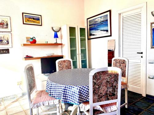 a dining room with a table and chairs in a room at Villa Mare Azzurro, 2 passi dal mare in Simius