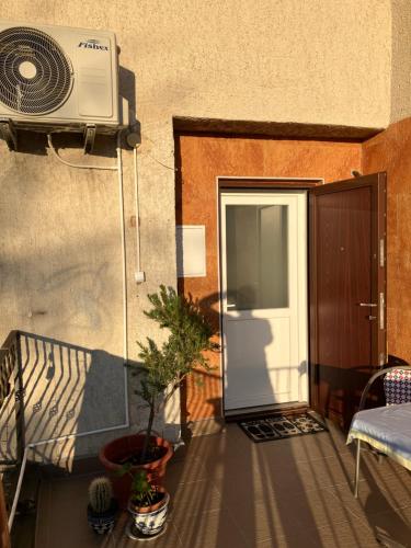 Rétifarkas Apartment with a green belt, fantastic city views and free parkingにあるバルコニーまたはテラス
