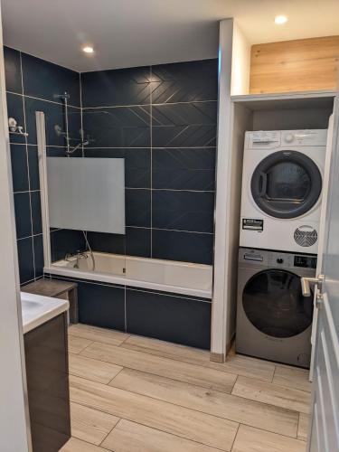 une buanderie avec un lave-linge et un lave-linge dans l'établissement Séjour nature à St Lyphard maison tout équipée, à Saint-Lyphard