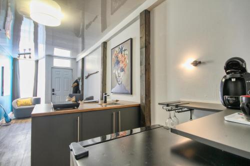 an empty room with a barber shop with a counter at Place des Arts by Hébergements DCL in Quebec City
