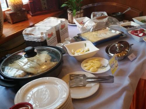 une table avec quelques aliments sur une table dans l'établissement Hotel Restauracja Podzamcze, à Szczecin