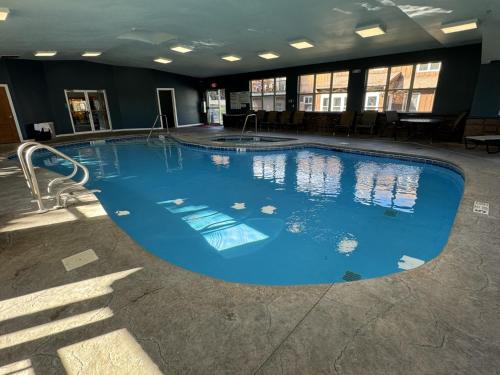 Πισίνα στο ή κοντά στο Mohican Resort Motel, Conveniently located to all Lake George attractions