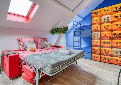 Postel nebo postele na pokoji v ubytování Loft Premium - Rétro Gaming & Cinéma - Centre Melun