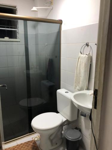 une salle de bains avec toilettes et lavabo dans l'établissement Loft House kalleb, à Aracaju