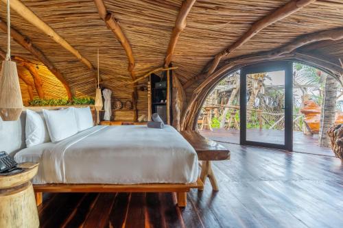 Postel nebo postele na pokoji v ubytování Kanan Tulum Treehouse, Rooftop, Beach Club & Spa - Adults Only