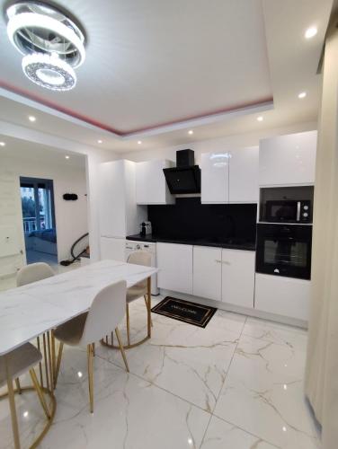 Cozy appartment downtown Nizza 2 Bedroom 1 min Beach 1 min tramway 10min airport air conditionner