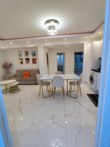 Cozy appartment downtown Nizza 2 Bedroom 1 min Beach 1 min tramway 10min airport air conditionner