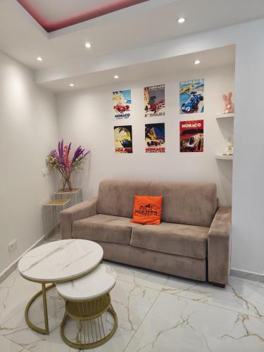 un salon avec un canapé et une table dans l'établissement Cozy appartment downtown Nizza 2 Bedroom 1 min Beach 1 min tramway 10min airport air conditionner, à Nice