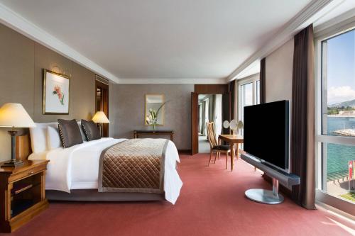TV a/nebo společenská místnost v ubytování Hotel President Wilson, a Luxury Collection Hotel, Geneva