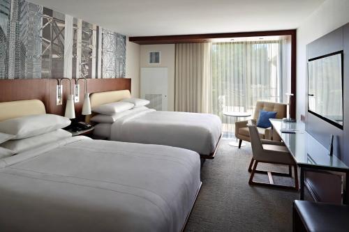 Katil atau katil-katil dalam bilik di Marriott at the University of Dayton