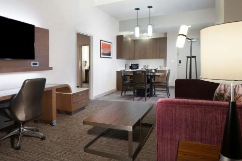 Televisyen dan/atau pusat hiburan di Courtyard By Marriott El Paso Downtown/Convention Center