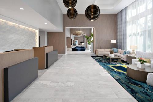 Ruang duduk di Courtyard by Marriott Delray Beach