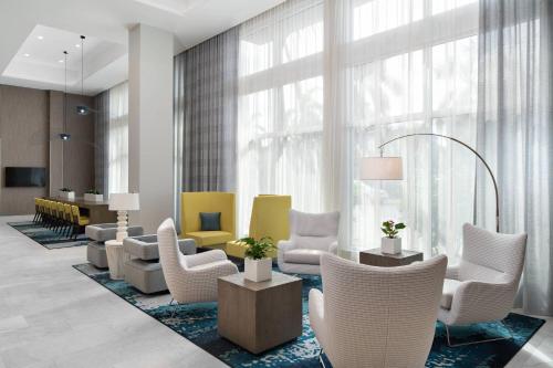 Ruang duduk di Courtyard by Marriott Delray Beach