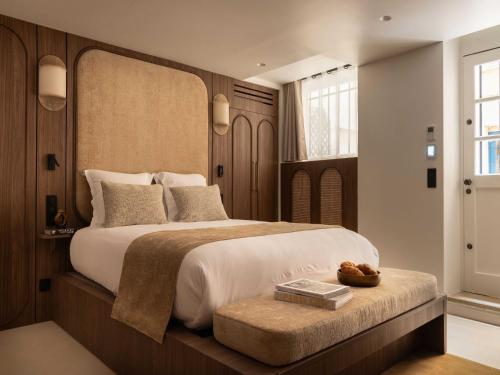 une chambre avec un grand lit avec une tête de lit en bois dans l'établissement Beautiful Studio with AC - 2P - Marais, à Paris