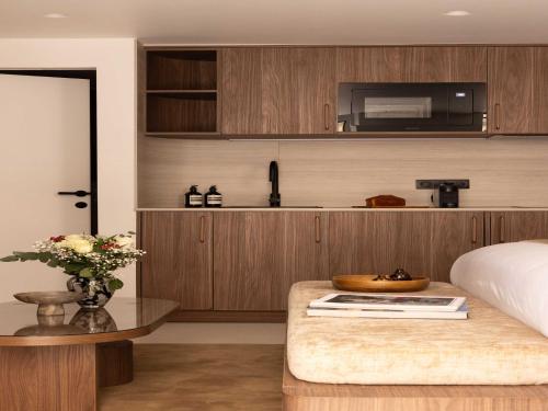 - une chambre avec un lit et une table basse avec un four micro-ondes dans l'établissement Beautiful Studio with AC - 2P - Marais, à Paris